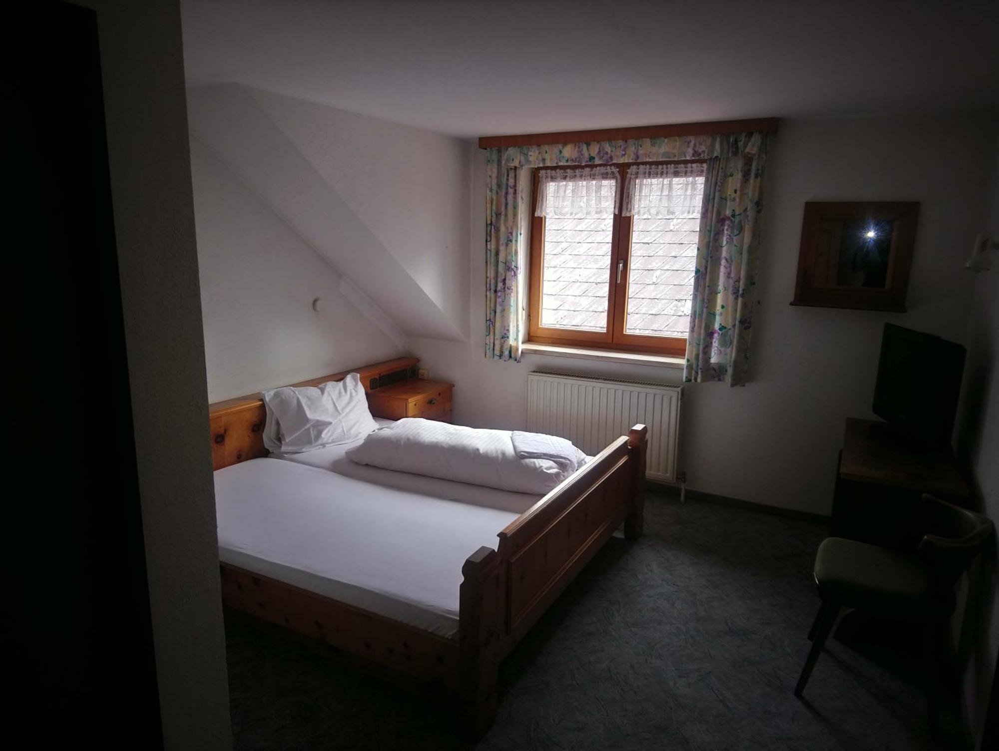 Gasthaus Krone Ubersaxen Zimmer foto
